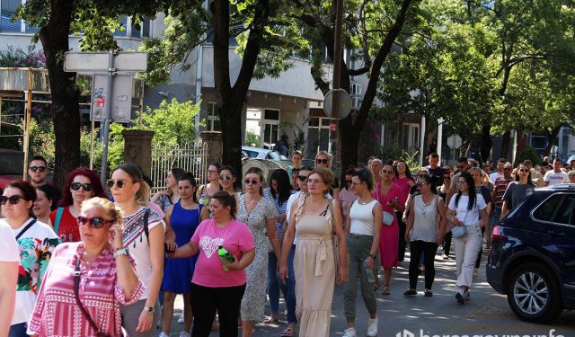 KOLEKTIVNI UGOVOR I KOEFICIJENTI Prosvjed zdravstvenih radnika ispred zgrade Vlade HNŽ