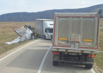 KUPRES Vjetar prevrnuo prikolicu kamiona