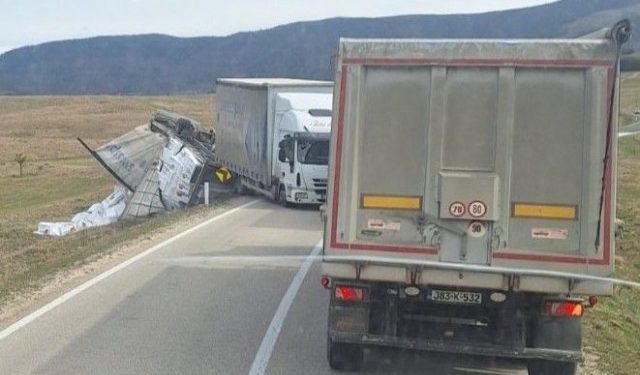 KUPRES Vjetar prevrnuo prikolicu kamiona