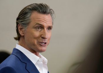 Kalifornija Gavin Newsom postaje prva država koja je tužila Trumpa zbog svog tarifnog plana