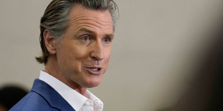 Kalifornija Gavin Newsom postaje prva država koja je tužila Trumpa zbog svog tarifnog plana