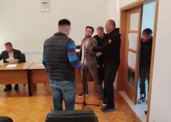 Kandidata za načelnika Općine Seget Luku Jadrića zaštitari pokušali izbaciti sa sjednice