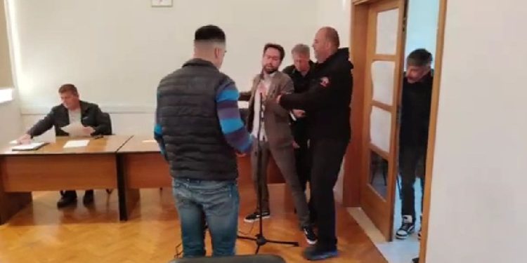Kandidata za načelnika Općine Seget Luku Jadrića zaštitari pokušali izbaciti sa sjednice