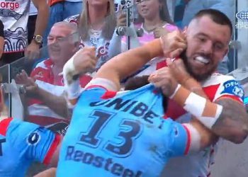 Kaos kao Footy Alphas David Klemmer i Victor Radley idu na pete – i gotovo završe u gomili na stadionu Allianz na dan Anzac