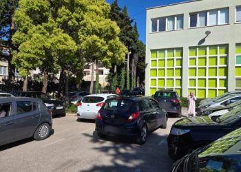 Kaotično na parkingu kraj vrtića Palčica koji služi za iskrcavanje dječice: “Ljudi nemaju obzira, pa tu parkiraju i idu na kave”