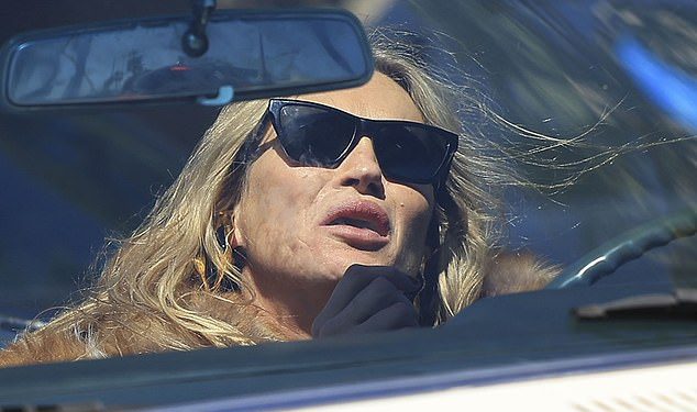 Kate Moss izgleda bez napora šik u kaputu od umjetnog krzna dok krstari dolje zalazak sunca u vintage buick kabrioletu