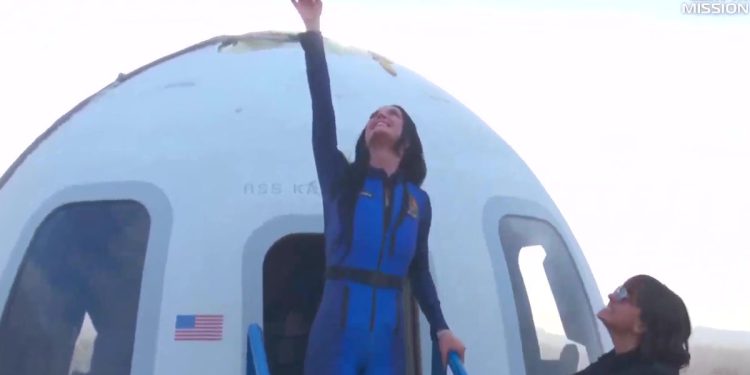 Katy Perry i sve-ženska posada sigurno su nakon što su ga ugasili u svemir na raketi Blue Origin