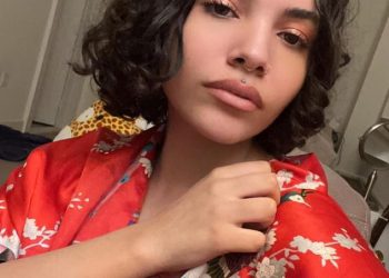 Kći Davida Bowieja Lexi Jones objavljuje debitantski album sa slatkim kimanjem svog oca dok dijeli Sweet Never-prije vidljive video