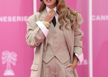 Kći Davida Ginola Carla krava elegantno trodijelno odijelo s košuljom i kravatom dok izlazi na međunarodni festival Canneseries