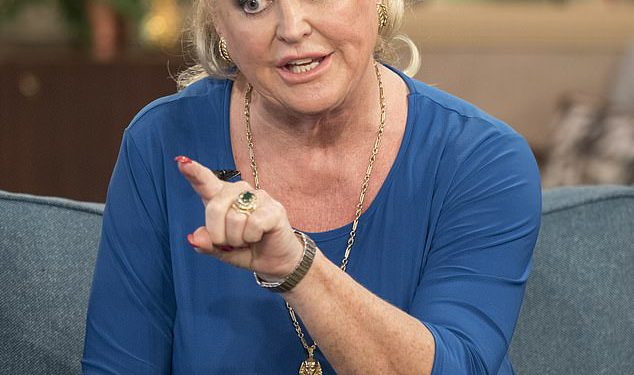 Kim Woodburn zavlada svoju svađu s Holly Willoughby dok je u najnovijem blistavom napadu markirala voditeljica ‘Beskorisno’
