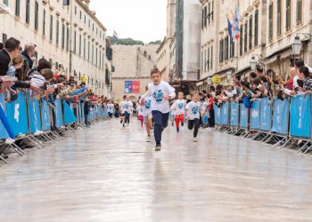 Kiša (je) pada(la), i kad je tako oglasio se organizator. Odluka je očekivana