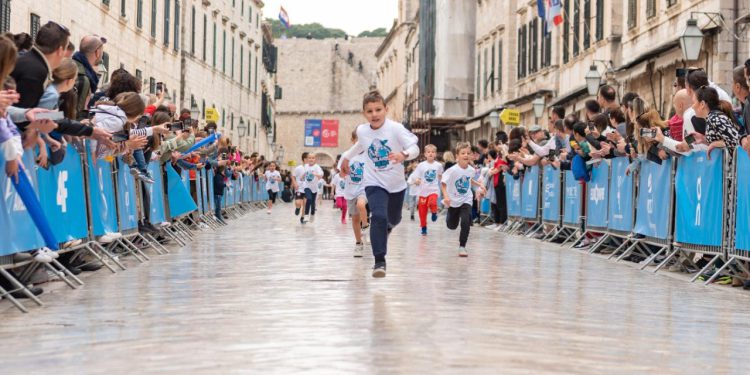 Kiša (je) pada(la), i kad je tako oglasio se organizator. Odluka je očekivana