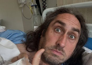 Komičar Ross Noble prisiljen odgoditi ‘sljedećih nekoliko emisija’ zbog infekcije bubrega dok dijeli Snap iz bolničkog kreveta