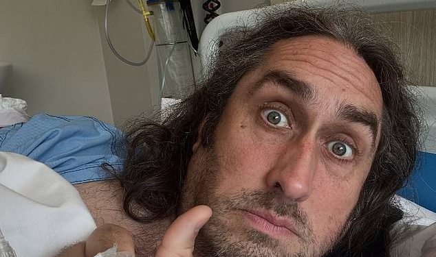 Komičar Ross Noble prisiljen odgoditi ‘sljedećih nekoliko emisija’ zbog infekcije bubrega dok dijeli Snap iz bolničkog kreveta