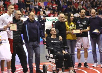 Košarica, Trst: Počast Franceschinu, SLA pacijentu, u utrci s Trentom