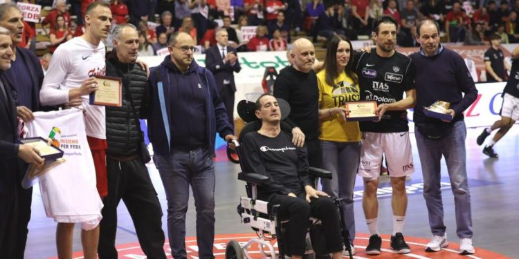 Košarica, Trst: Počast Franceschinu, SLA pacijentu, u utrci s Trentom