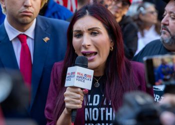 Krajnje desna influencerica Laura Loomer postavlja svoju novu oporbenu istraživačku tvrtku službenicima Bijele kuće u ugovornoj ponudi