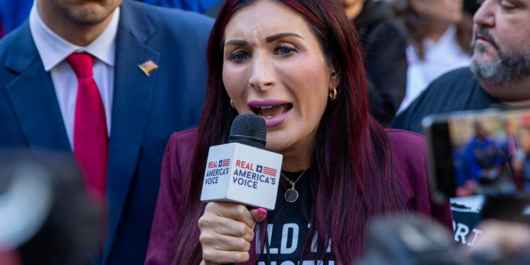 Krajnje desna influencerica Laura Loomer postavlja svoju novu oporbenu istraživačku tvrtku službenicima Bijele kuće u ugovornoj ponudi