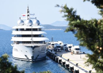 Kraljevska mornarica zabrinuta zbog moćnih ruskih supejahta – Times – RT World News