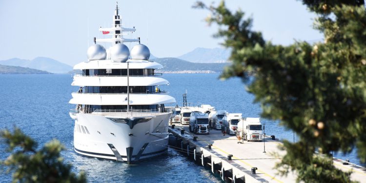 Kraljevska mornarica zabrinuta zbog moćnih ruskih supejahta – Times – RT World News