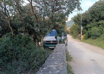 Krenuli su prvi vjesnici turističke sezone u Dubrovniku: Ilegalno parkirani kombi ‘ušuškao’ se u blizini plaže (FOTO)