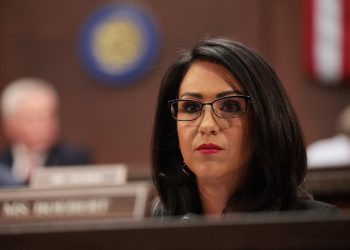 Lauren Boebert zbunjuje Olivera i Rogera Stonea dok ona dovodi u pitanje redatelja filma o knjizi Maga Faithly