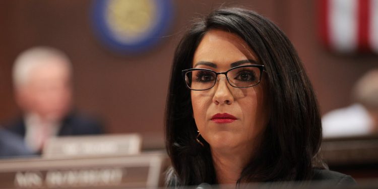 Lauren Boebert zbunjuje Olivera i Rogera Stonea dok ona dovodi u pitanje redatelja filma o knjizi Maga Faithly