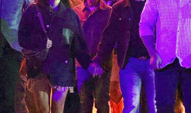 Lauren Sanchez i Jeff Bezos sedaju se za stages u kaubojskim šeširima nakon što su svi svemirsku misiju svemirske misije