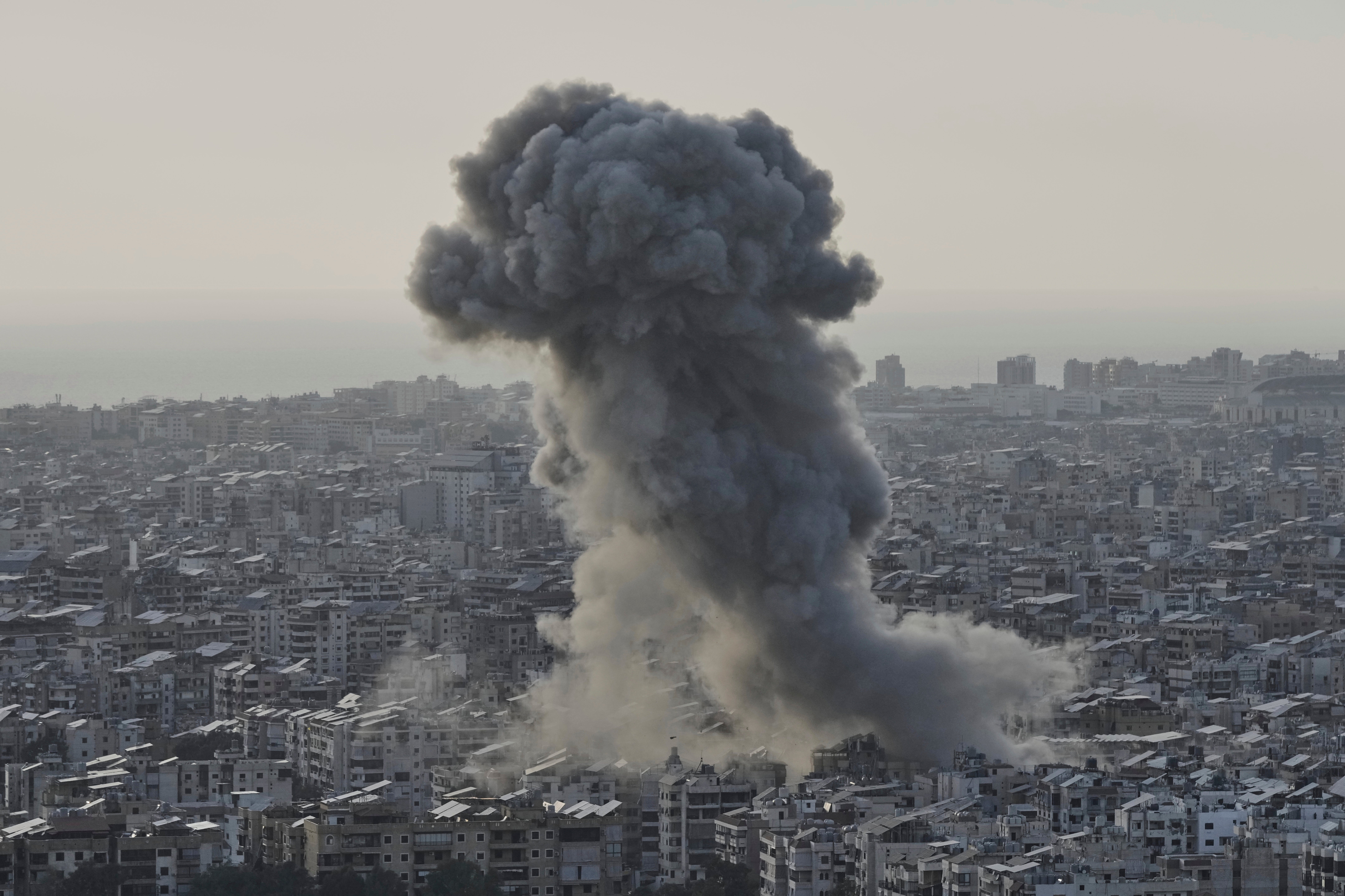 Dim se uzdiže nakon izraelskog zračnog udara na Dahiyehu u južnom predgrađu Beiruta, Libanon, nedjelja, 27. travnja 2025.