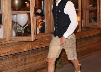 Legenda Arsenala Jens Lehmann ‘bacio se i borio se da stane’ u uhićenju vožnje pića dok je bio u svom Oktoberfestu Lederhosen, nakon što se razdvojio od napada supruge i motorne pile na susjedovu kuću