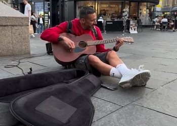 Legenda Newcastlea koji je preživio rak primijetio je Busking u povratku u centar grada