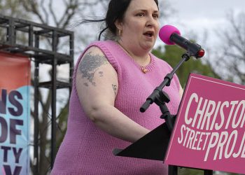 Lena Dunham čini rijedak izlet nakon što se vratila od djelovanja nad sramotom tijela