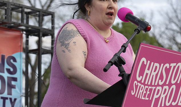 Lena Dunham čini rijedak izlet nakon što se vratila od djelovanja nad sramotom tijela