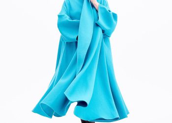 Linda Evangelista (59) otkriva da joj treba terapija da bi se ‘pogledala u ogledalo’ nakon što je ‘bletched’ plastična kirurgija ostavila brutalno obespravljenu dok se razmišlja o prihvaćanju mastektomije ožiljaka