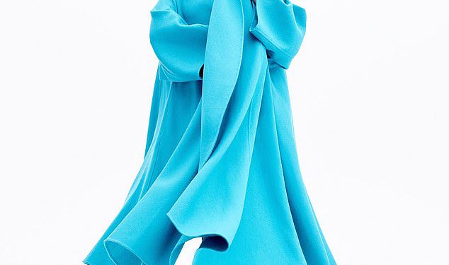 Linda Evangelista (59) otkriva da joj treba terapija da bi se ‘pogledala u ogledalo’ nakon što je ‘bletched’ plastična kirurgija ostavila brutalno obespravljenu dok se razmišlja o prihvaćanju mastektomije ožiljaka