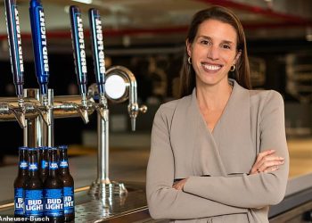 Liv Golf čini da je Shock probudio najam s exekom koji je prebacio Bud Light s kontroverznom trans kampanjom