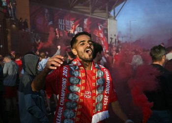 Liverpool su prvaci Premier lige! Reakcija uživo, fotografije i video dok se zabava natopljena pivom kreće u svlačionicu i ulice