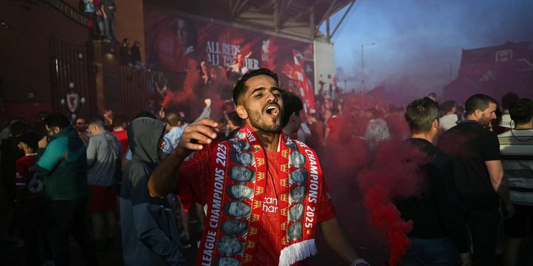 Liverpool su prvaci Premier lige! Reakcija uživo, fotografije i video dok se zabava natopljena pivom kreće u svlačionicu i ulice