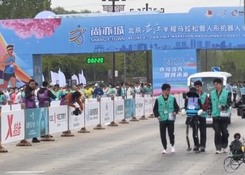 Ljudi se suočavaju s natjecateljima robota po prvi put u polumaratonu | Vijesti