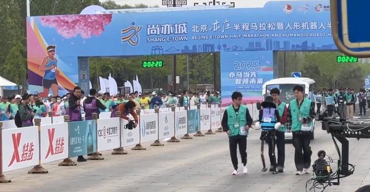 Ljudi se suočavaju s natjecateljima robota po prvi put u polumaratonu | Vijesti