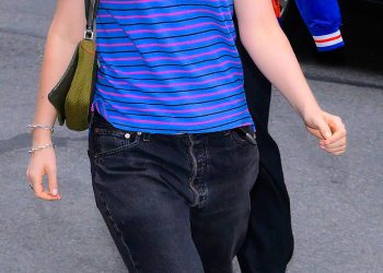 Lorde reže ležernu figuru u Polu košulji i trapericama Balenciaga dok je primijećena u šetnji u New Yorku