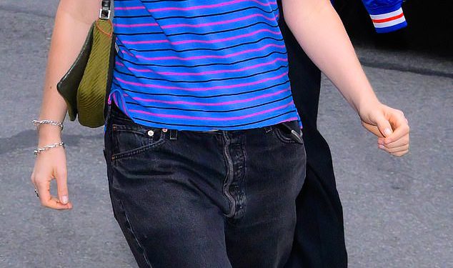 Lorde reže ležernu figuru u Polu košulji i trapericama Balenciaga dok je primijećena u šetnji u New Yorku