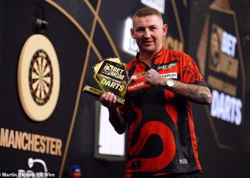 Luke Littler uzdizao je heroj rodnog grada Nathan Aspinall u Manchesteru – jer “ASP” tvrdi da prva tjedna Premier liga pikadi pobjeđuju ispred Waynea Rooneyja