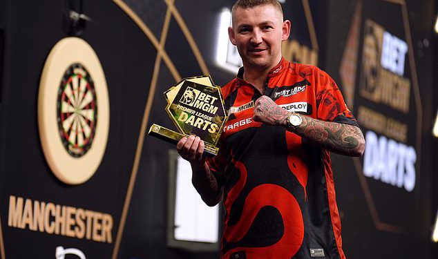 Luke Littler uzdizao je heroj rodnog grada Nathan Aspinall u Manchesteru – jer “ASP” tvrdi da prva tjedna Premier liga pikadi pobjeđuju ispred Waynea Rooneyja