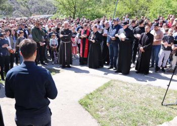 MOSTAR Više stotina vjernika na pobožnosti Križnog puta na brdu Hum