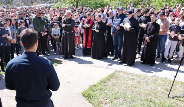 MOSTAR Više stotina vjernika na pobožnosti Križnog puta na brdu Hum