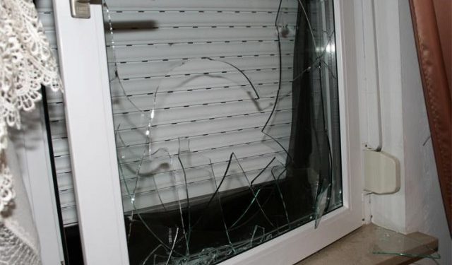 MUP HNŽ pronašao ‘heroje’ koji su starici iz Mostara više puta porazbijali stakla na stanu
