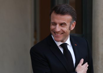 Macron se preopterećuje parfemom – Nova knjiga – RT World News