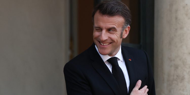 Macron se preopterećuje parfemom – Nova knjiga – RT World News