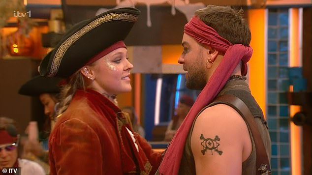 Majka Jojo Siwa ubacuje se u CBB ‘Love Triangle’ s Chrisom Hughesom – jer je partnerica Dance Mom Star -a Kath Ebbs prisiljena onemogućiti komentare nakon ‘varanja’ podsmijeha